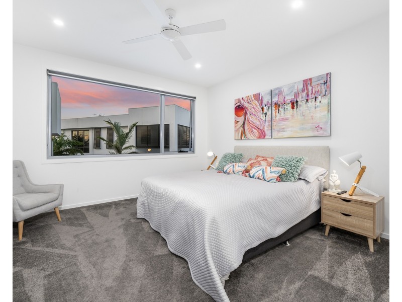 12 Queen Guineveres Place, Sovereign Islands QLD 4216