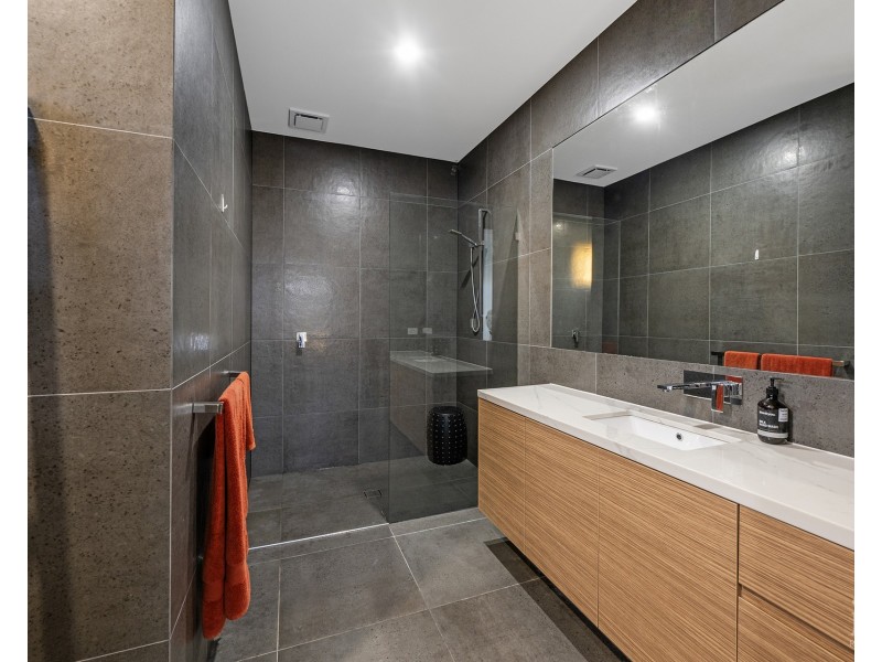 12 Queen Guineveres Place, Sovereign Islands QLD 4216