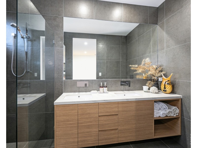 12 Queen Guineveres Place, Sovereign Islands QLD 4216