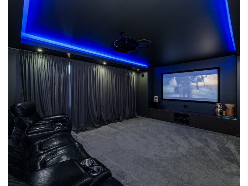 12 Queen Guineveres Place, Sovereign Islands QLD 4216