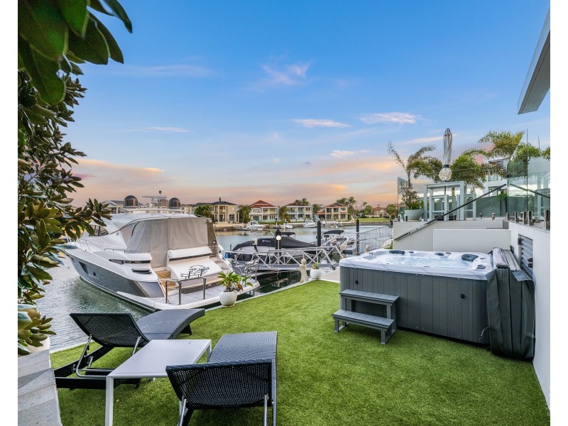 12 Queen Guineveres Place, Sovereign Islands QLD 4216