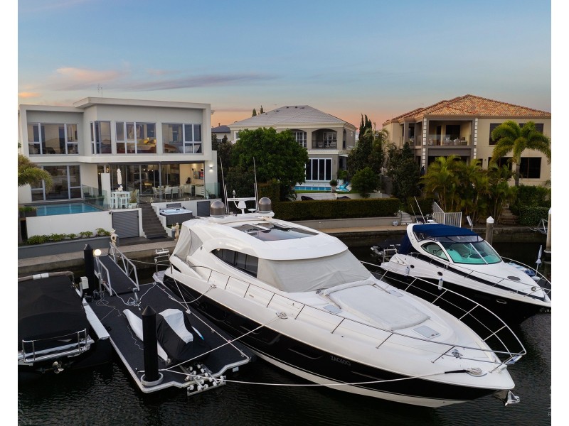 12 Queen Guineveres Place, Sovereign Islands QLD 4216