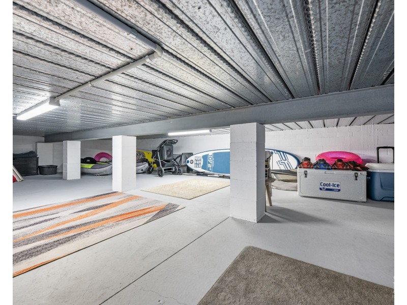 12 Queen Guineveres Place, Sovereign Islands QLD 4216