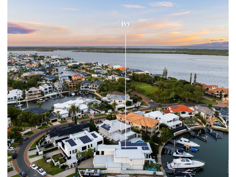 12 Queen Guineveres Place, Sovereign Islands QLD 4216