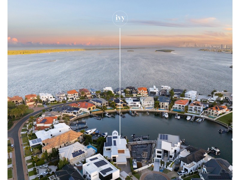 12 Queen Guineveres Place, Sovereign Islands QLD 4216