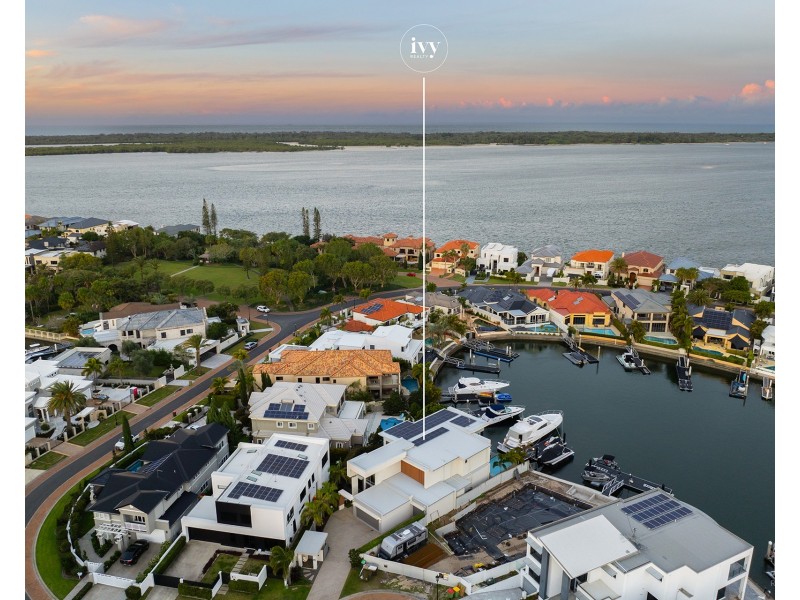 12 Queen Guineveres Place, Sovereign Islands QLD 4216