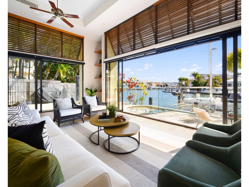 9 Queen Guineveres Place, Sovereign Islands QLD 4216