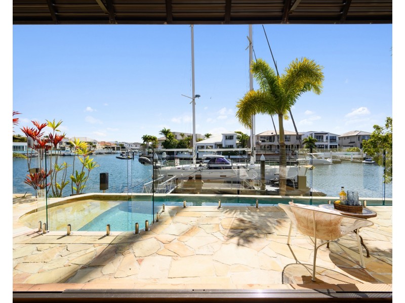 9 Queen Guineveres Place, Sovereign Islands QLD 4216