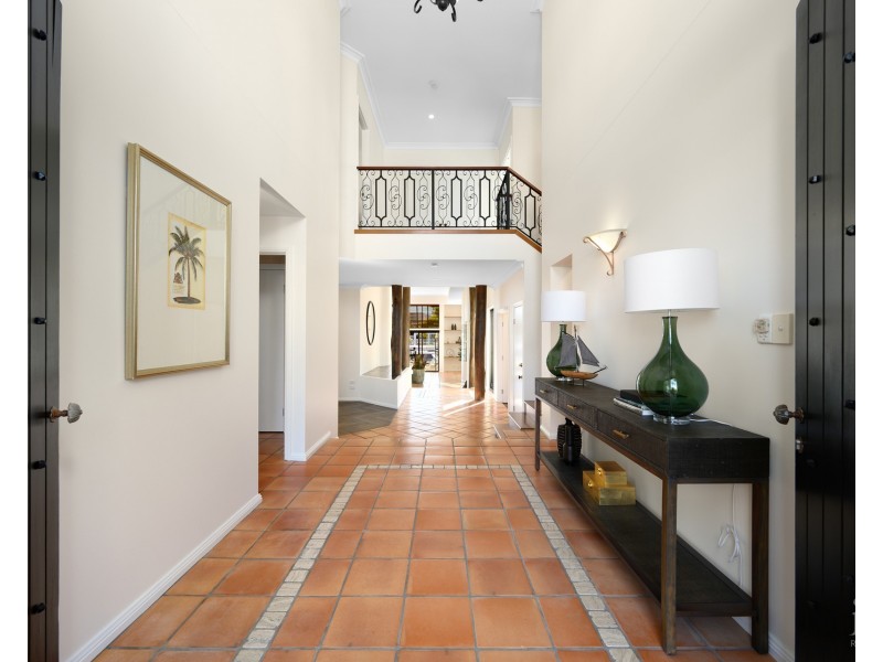 9 Queen Guineveres Place, Sovereign Islands QLD 4216