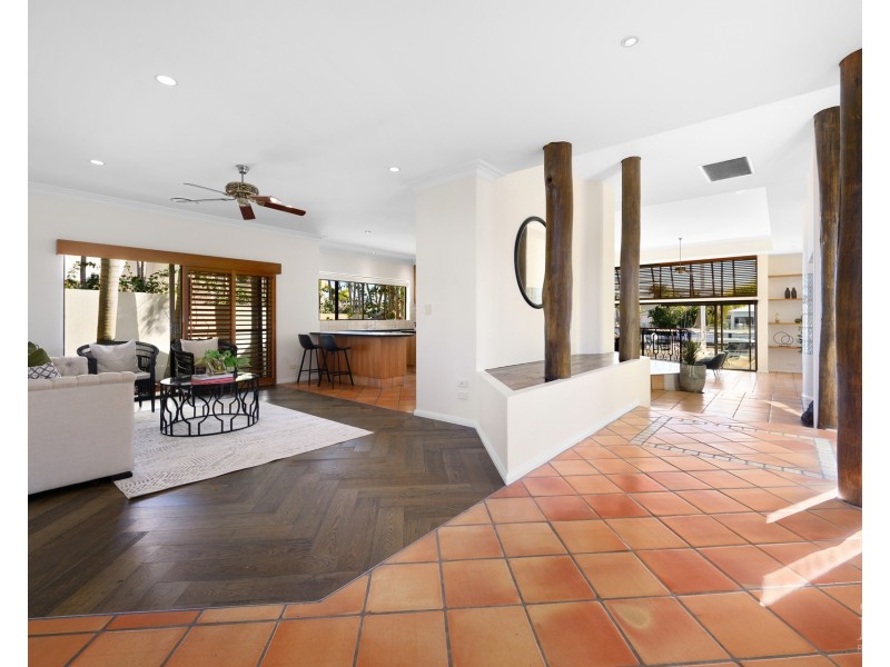 9 Queen Guineveres Place, Sovereign Islands QLD 4216