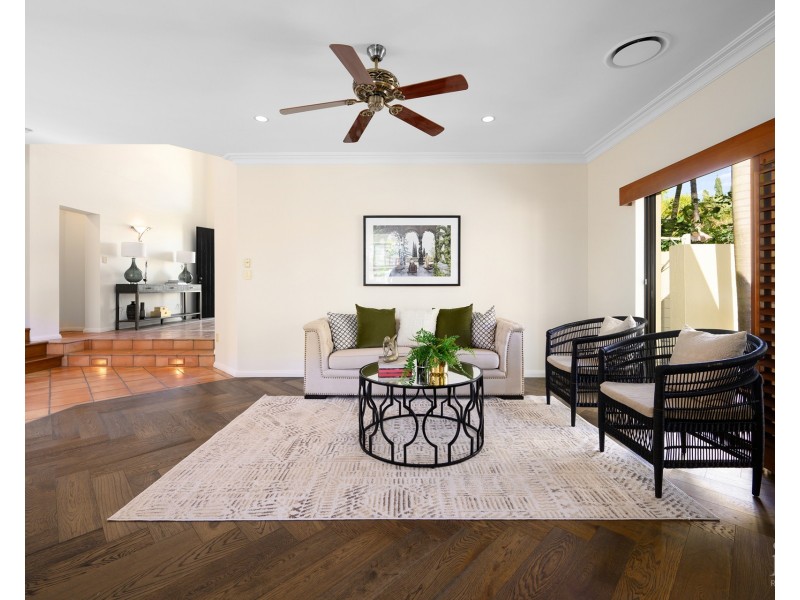 9 Queen Guineveres Place, Sovereign Islands QLD 4216