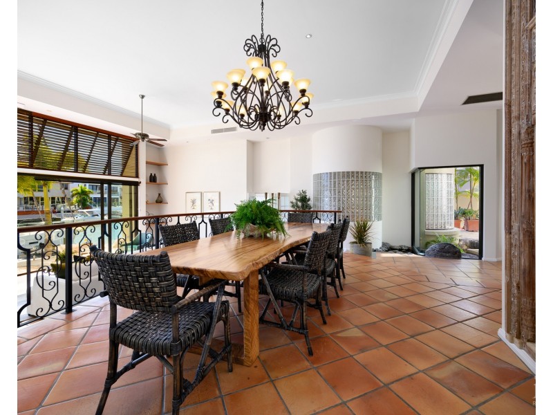 9 Queen Guineveres Place, Sovereign Islands QLD 4216