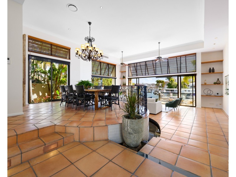 9 Queen Guineveres Place, Sovereign Islands QLD 4216