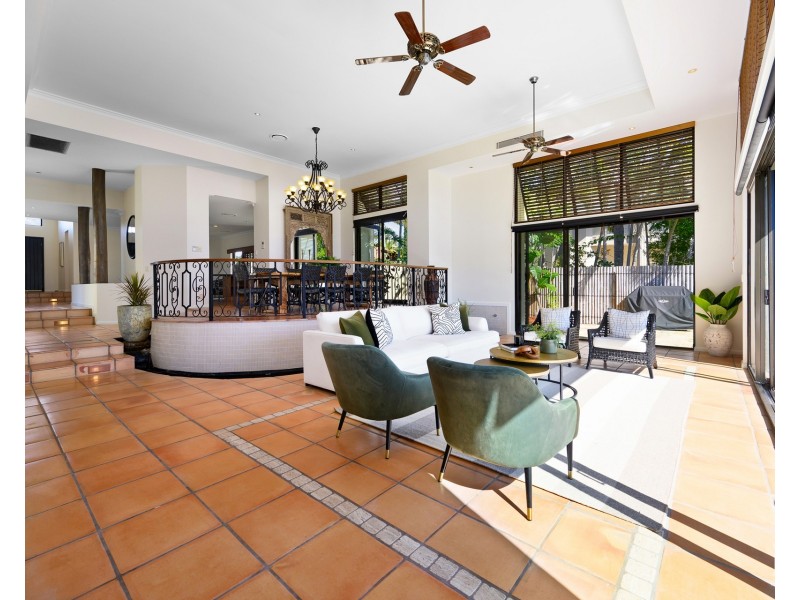 9 Queen Guineveres Place, Sovereign Islands QLD 4216