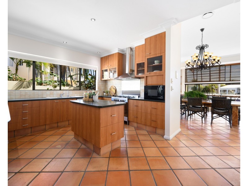 9 Queen Guineveres Place, Sovereign Islands QLD 4216