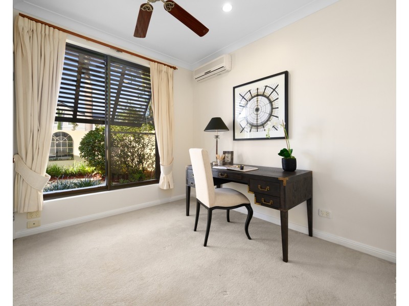 9 Queen Guineveres Place, Sovereign Islands QLD 4216