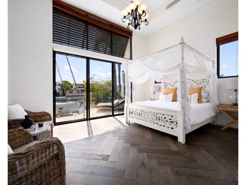 9 Queen Guineveres Place, Sovereign Islands QLD 4216