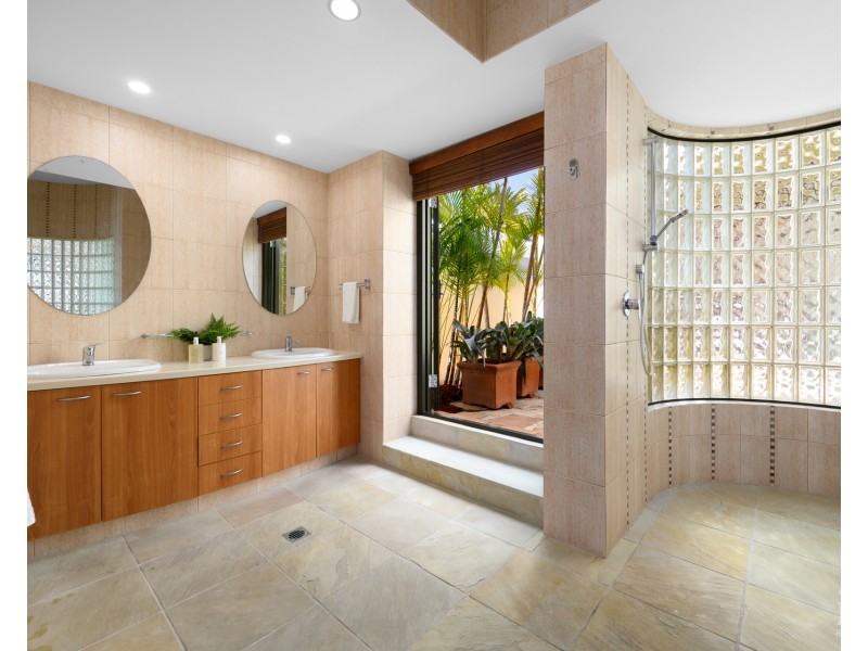 9 Queen Guineveres Place, Sovereign Islands QLD 4216