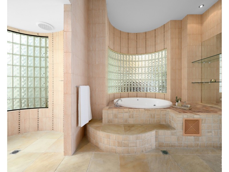 9 Queen Guineveres Place, Sovereign Islands QLD 4216