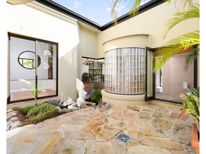 9 Queen Guineveres Place, Sovereign Islands QLD 4216