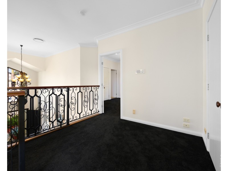 9 Queen Guineveres Place, Sovereign Islands QLD 4216