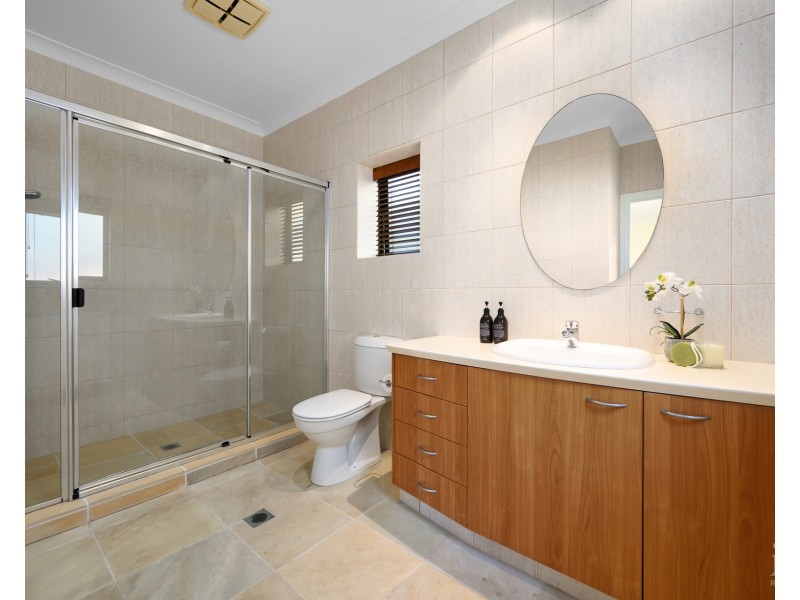 9 Queen Guineveres Place, Sovereign Islands QLD 4216