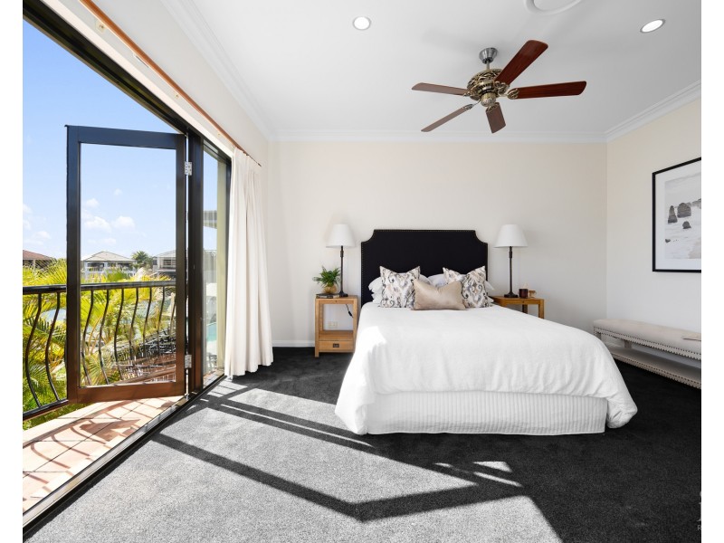 9 Queen Guineveres Place, Sovereign Islands QLD 4216