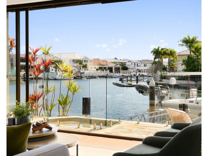 9 Queen Guineveres Place, Sovereign Islands QLD 4216