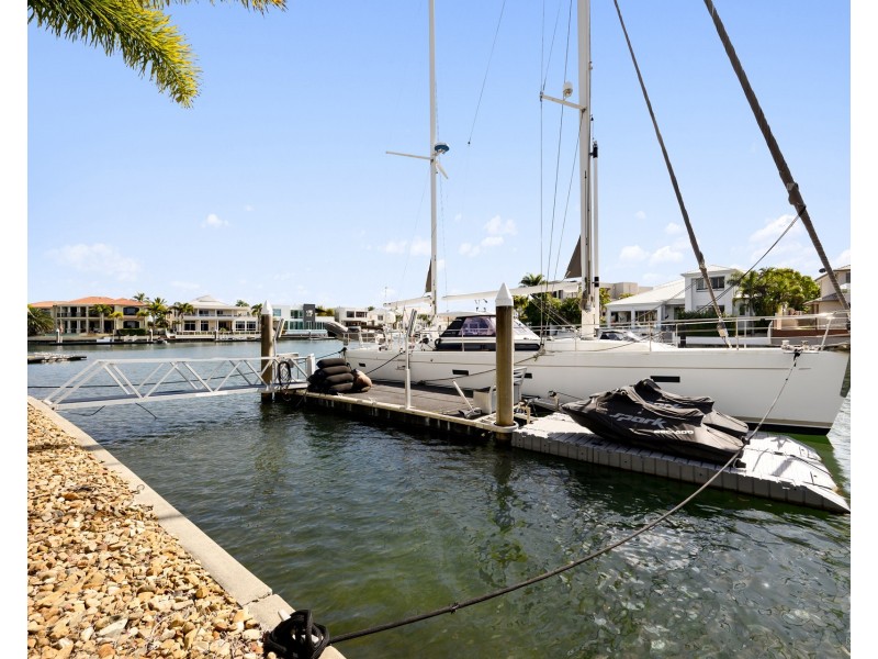 9 Queen Guineveres Place, Sovereign Islands QLD 4216