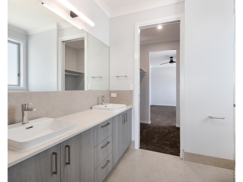156 Lake Serenity Boulevard, Helensvale QLD 4212