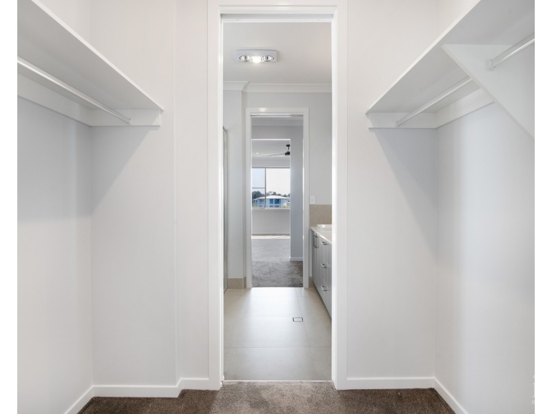 156 Lake Serenity Boulevard, Helensvale QLD 4212