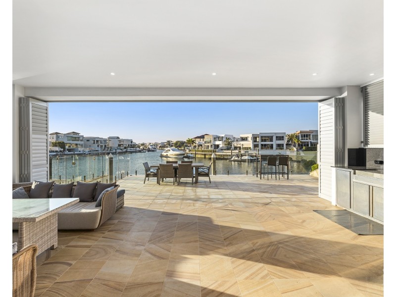 8 King Charles Drive, Sovereign Islands QLD 4216