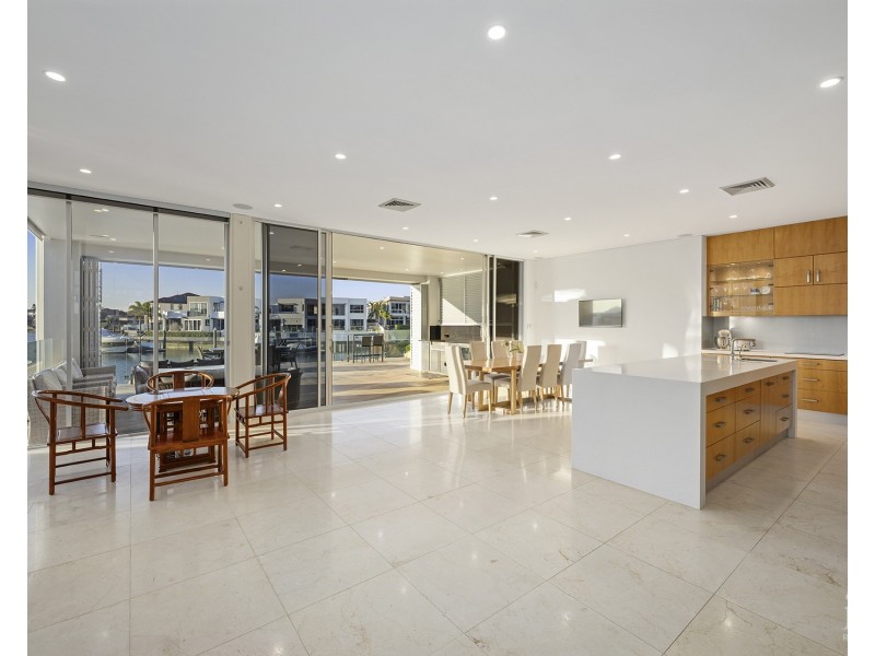 8 King Charles Drive, Sovereign Islands QLD 4216