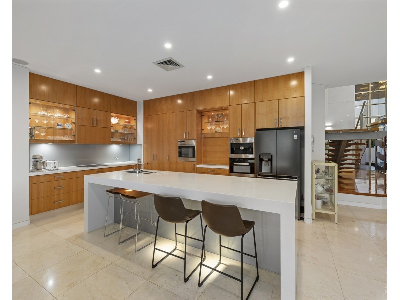 8 King Charles Drive, Sovereign Islands QLD 4216