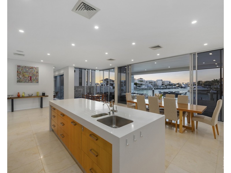 8 King Charles Drive, Sovereign Islands QLD 4216