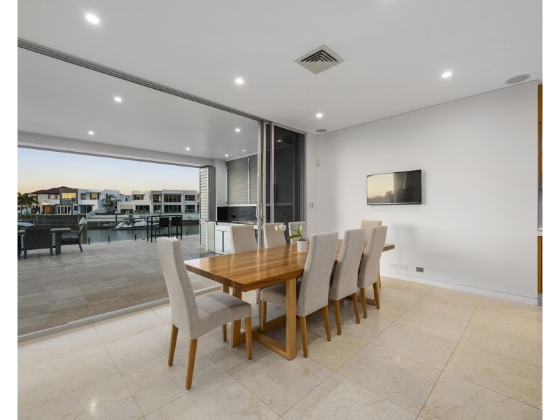8 King Charles Drive, Sovereign Islands QLD 4216