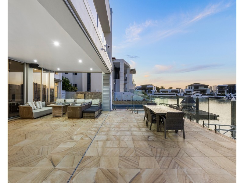 8 King Charles Drive, Sovereign Islands QLD 4216