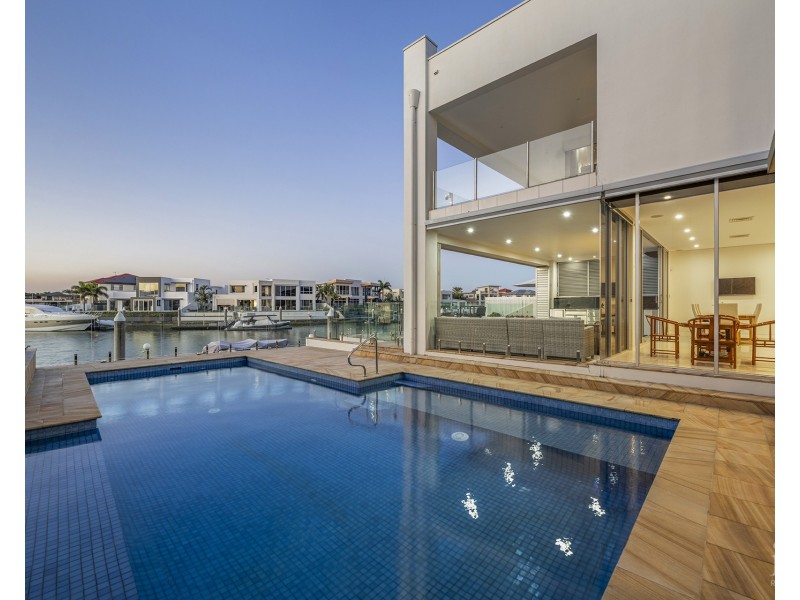 8 King Charles Drive, Sovereign Islands QLD 4216