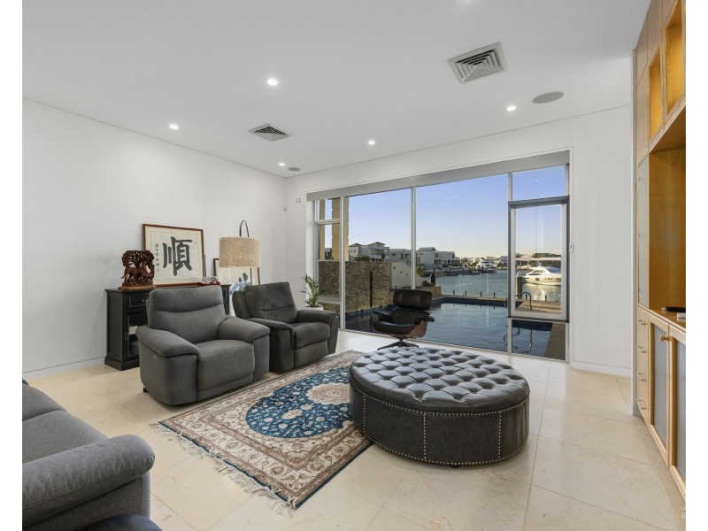 8 King Charles Drive, Sovereign Islands QLD 4216