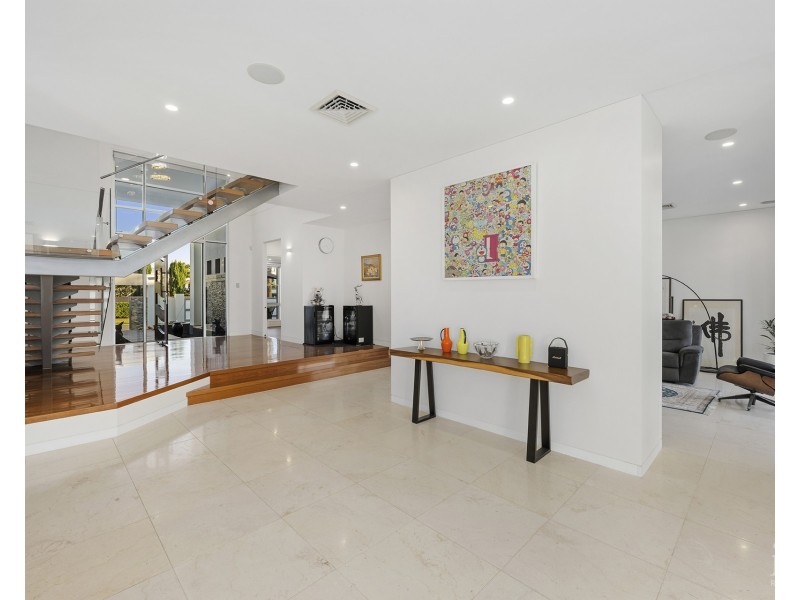 8 King Charles Drive, Sovereign Islands QLD 4216