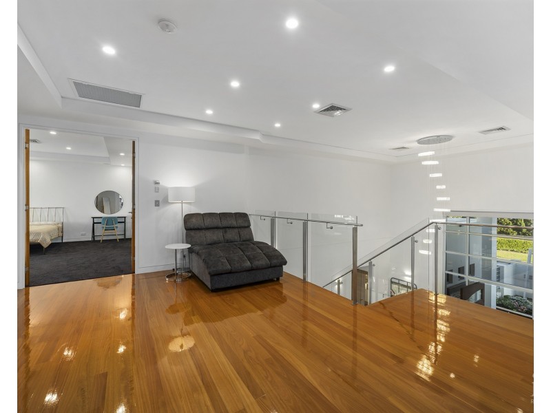 8 King Charles Drive, Sovereign Islands QLD 4216