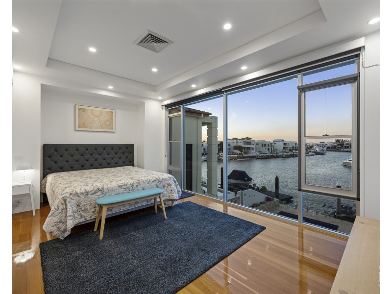 8 King Charles Drive, Sovereign Islands QLD 4216