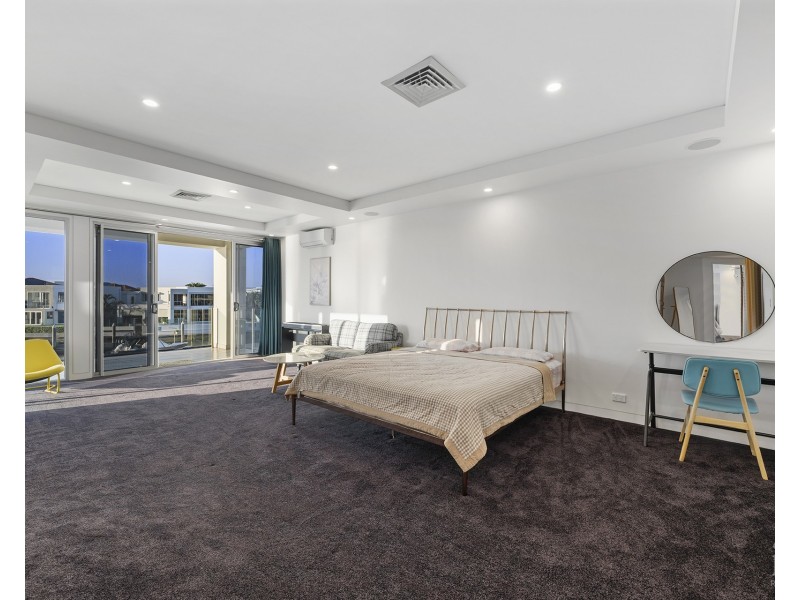 8 King Charles Drive, Sovereign Islands QLD 4216