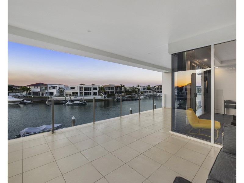 8 King Charles Drive, Sovereign Islands QLD 4216