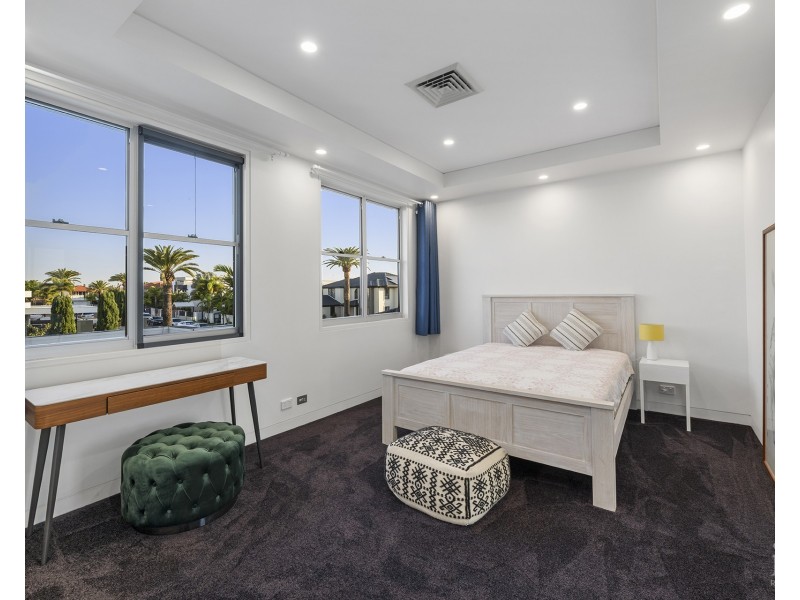 8 King Charles Drive, Sovereign Islands QLD 4216