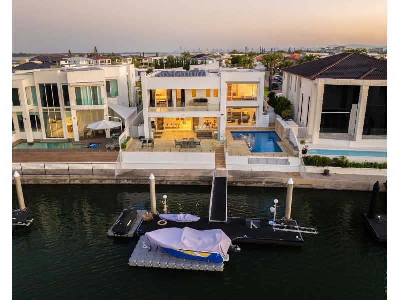 8 King Charles Drive, Sovereign Islands QLD 4216