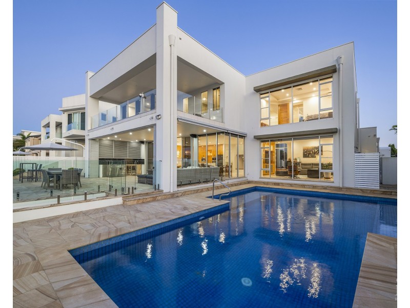 8 King Charles Drive, Sovereign Islands QLD 4216