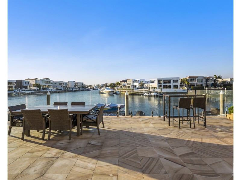 8 King Charles Drive, Sovereign Islands QLD 4216