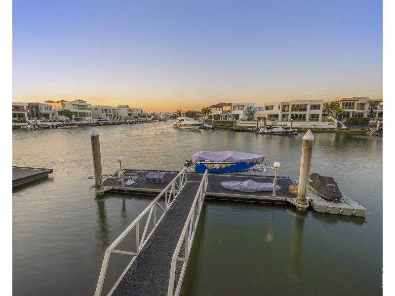 8 King Charles Drive, Sovereign Islands QLD 4216
