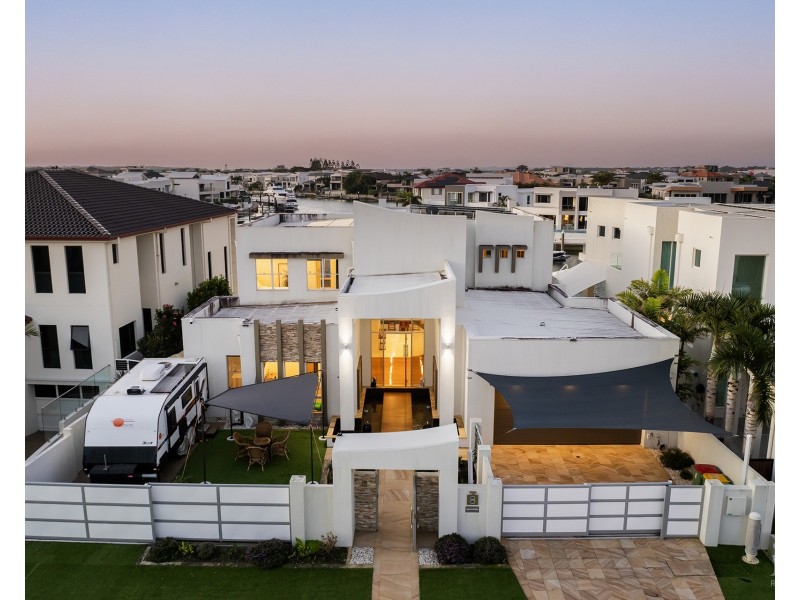 8 King Charles Drive, Sovereign Islands QLD 4216